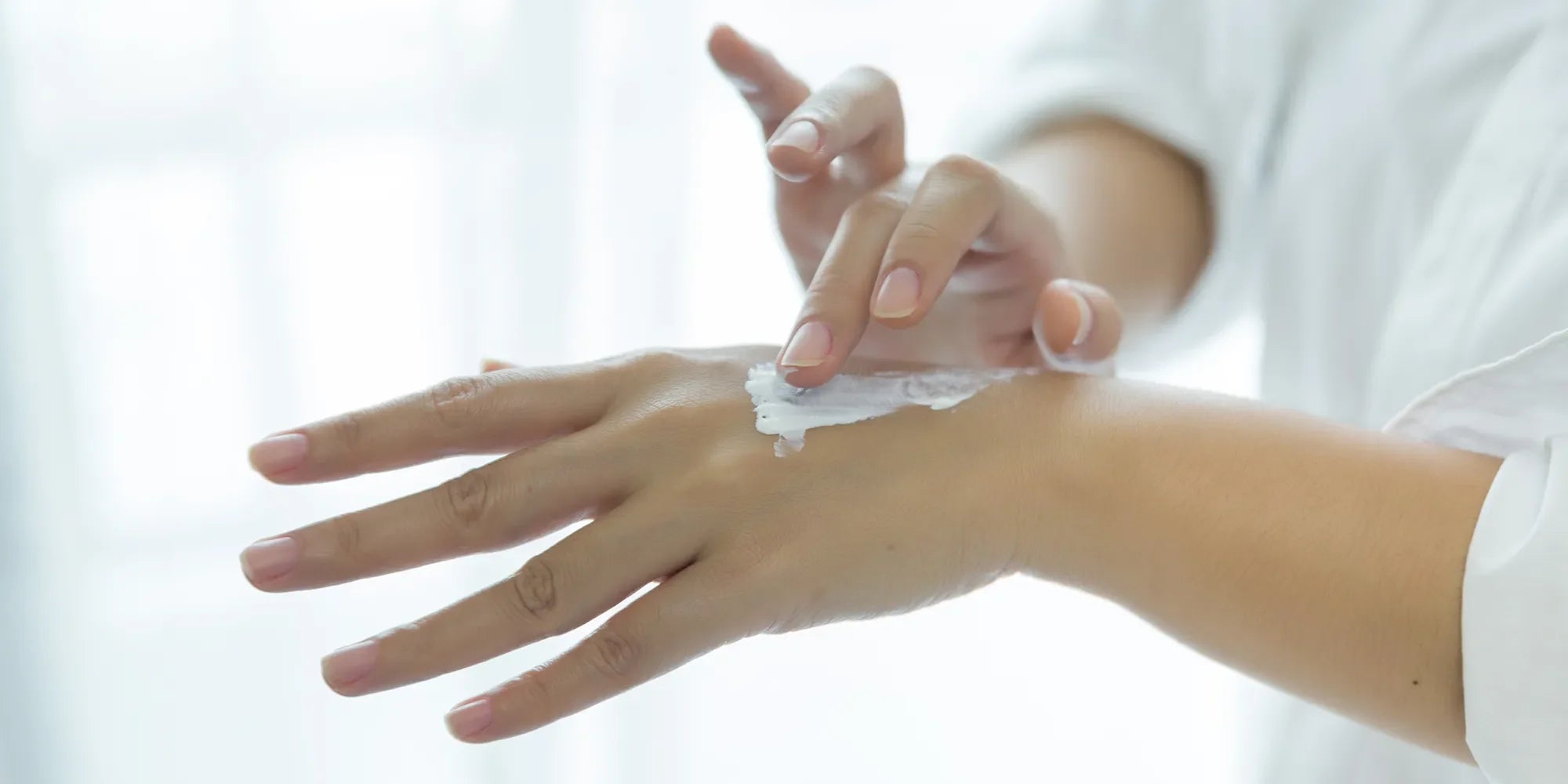 The Oily Skin Dilemma: Why Most Sunscreens Feel Greasy (And What to Look For) - Days of Beauty
